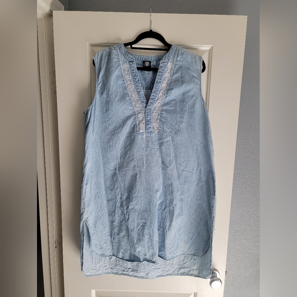 Light Blue Sleeveless Tunic Top with Embroidered V-Neck